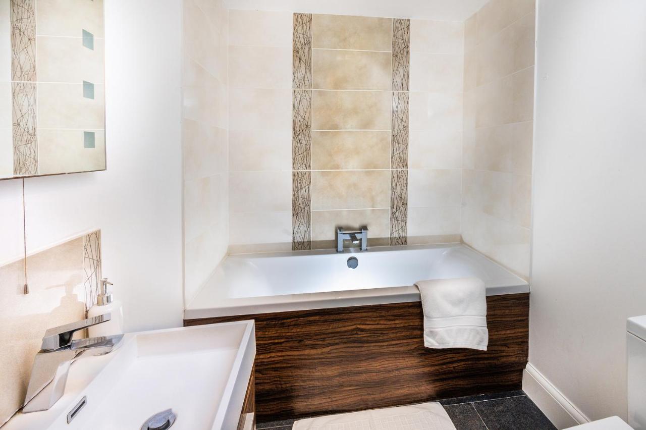 Modern & Spacious 2-Bed Flat With Secure Parking Reading Ngoại thất bức ảnh