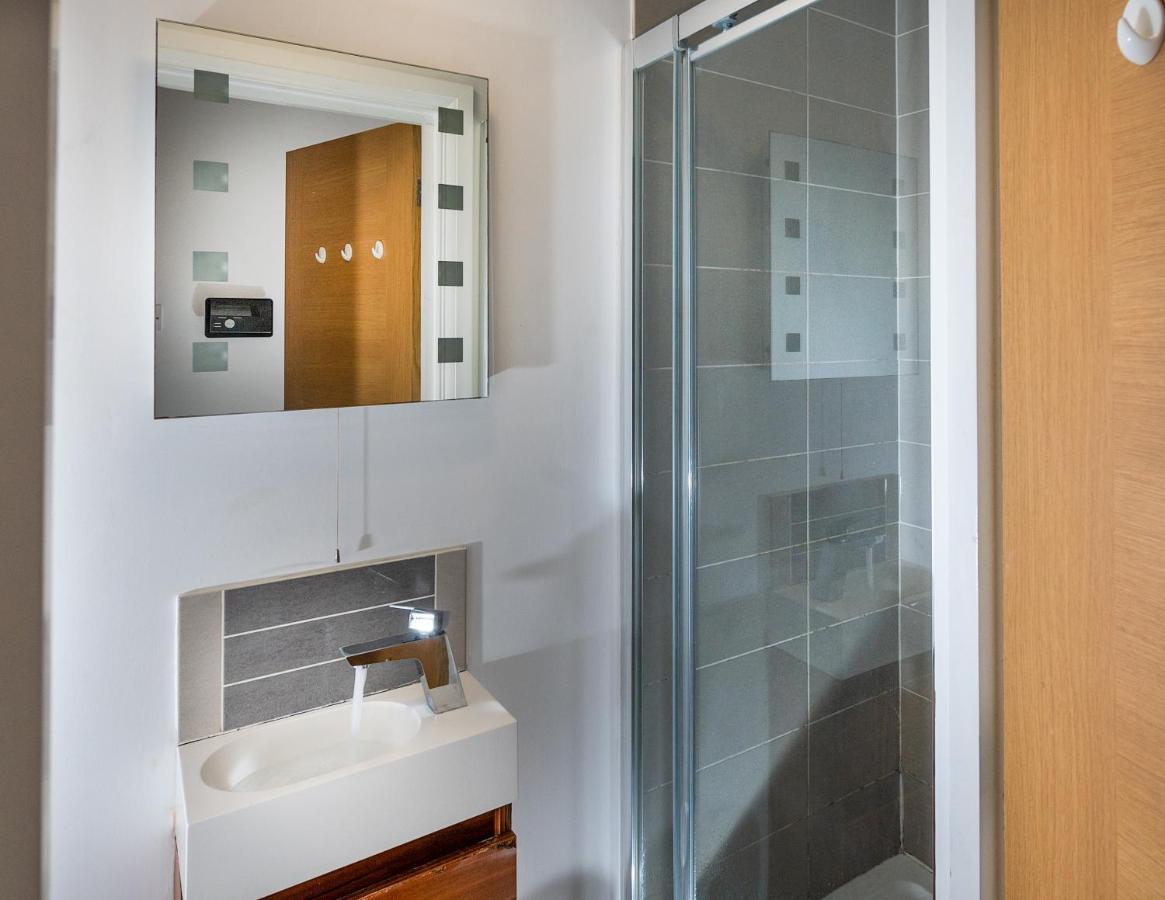 Modern & Spacious 2-Bed Flat With Secure Parking Reading Ngoại thất bức ảnh